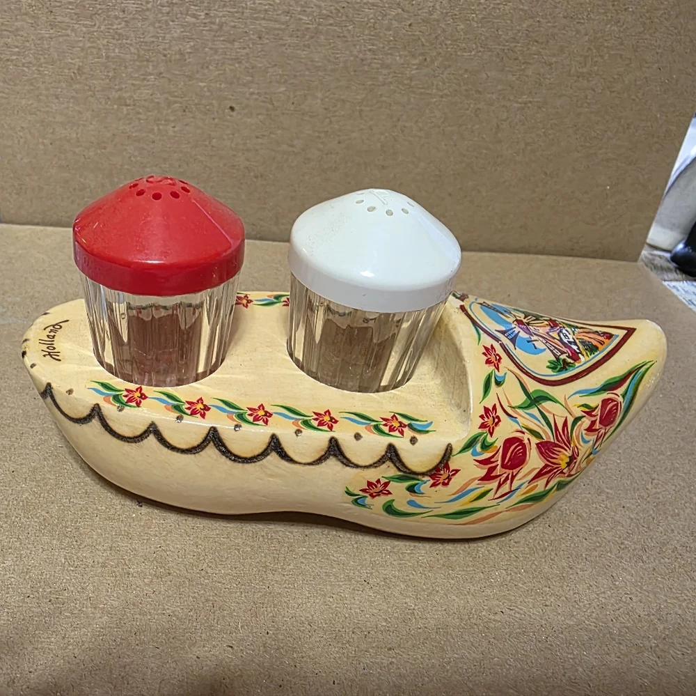 Vtg Holland Shoe With Salt Pepper Shaker Set #223